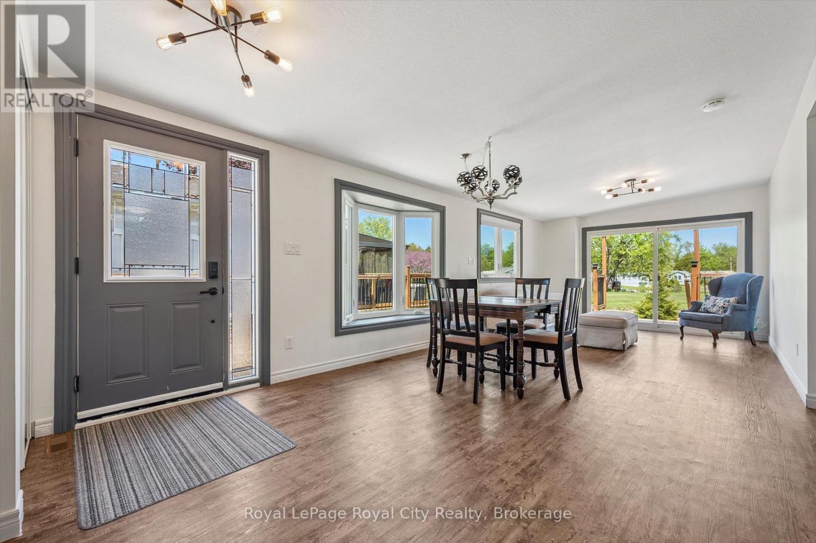 9 Bush Lane, Puslinch, ON - Indoor Photo Showing Dining Room