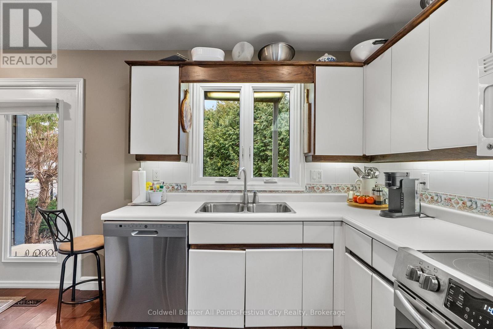 28 - 76582 Jowett'S Grove Road, Bluewater (Bayfield), ON - Indoor Photo Showing Kitchen With Double Sink
