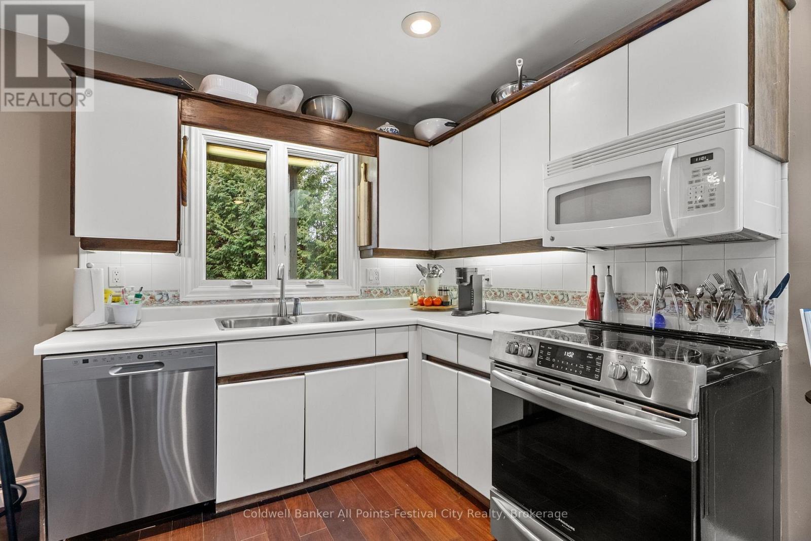 28 - 76582 Jowett'S Grove Road, Bluewater (Bayfield), ON - Indoor Photo Showing Kitchen With Double Sink