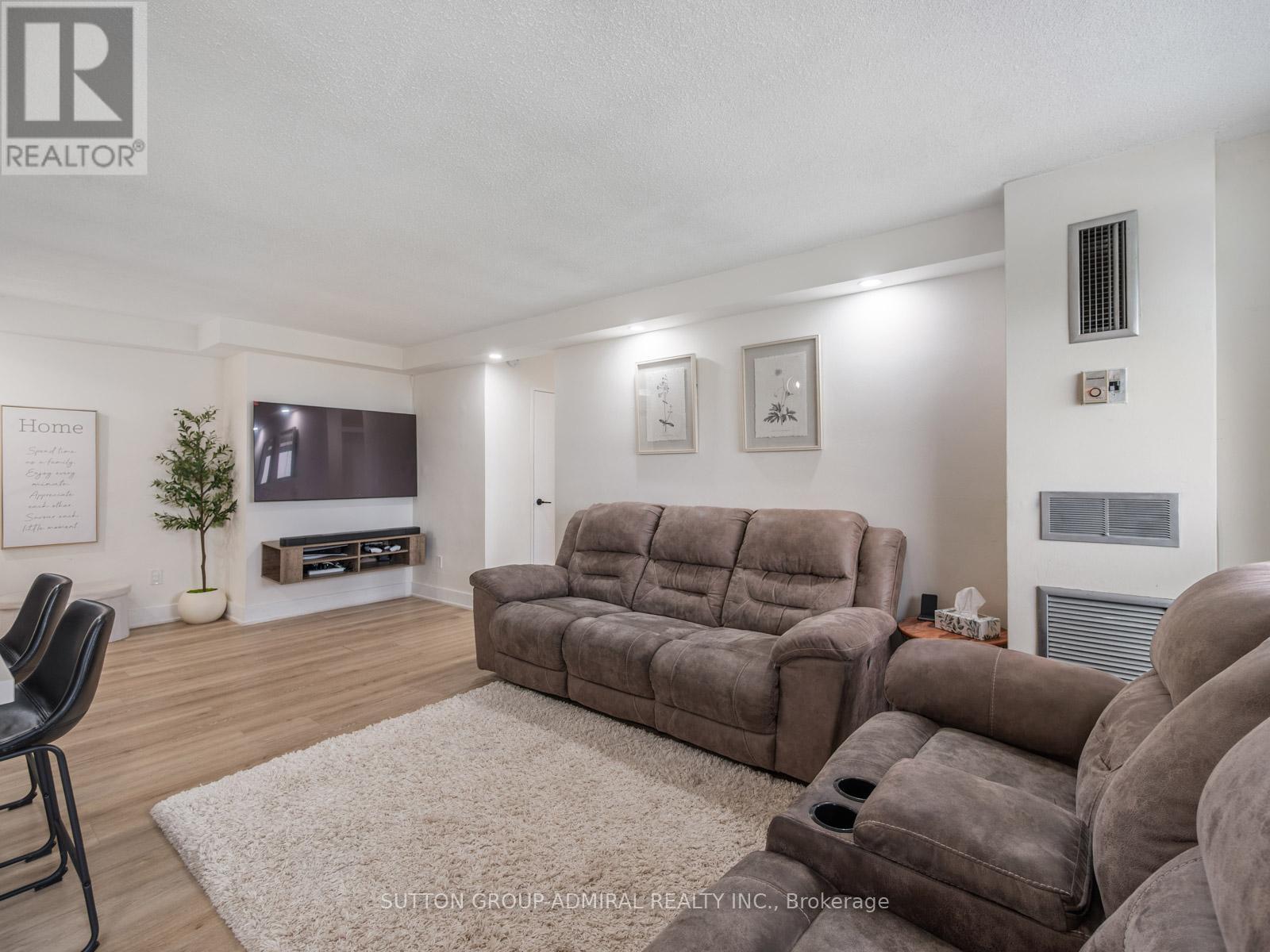 1603 - 20 Edgecliff Golfway, Toronto, ON - Indoor Photo Showing Living Room