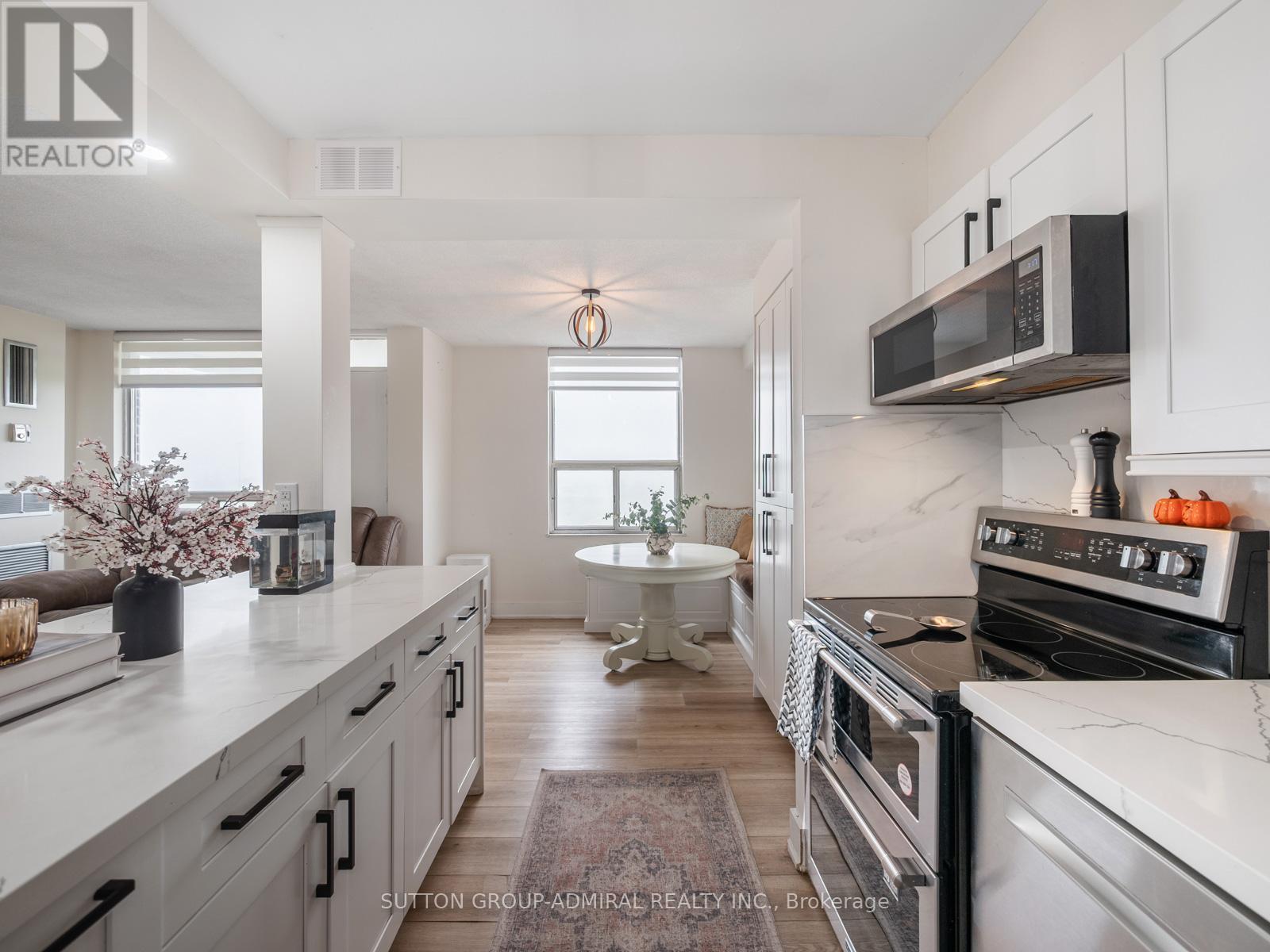 1603 - 20 Edgecliff Golfway, Toronto, ON - Indoor Photo Showing Kitchen