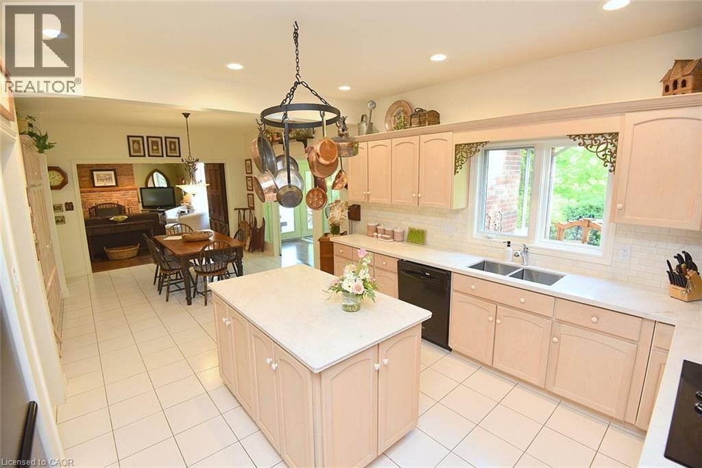712 Robson Road, Waterdown, ON - Indoor Photo Showing Kitchen With Double Sink