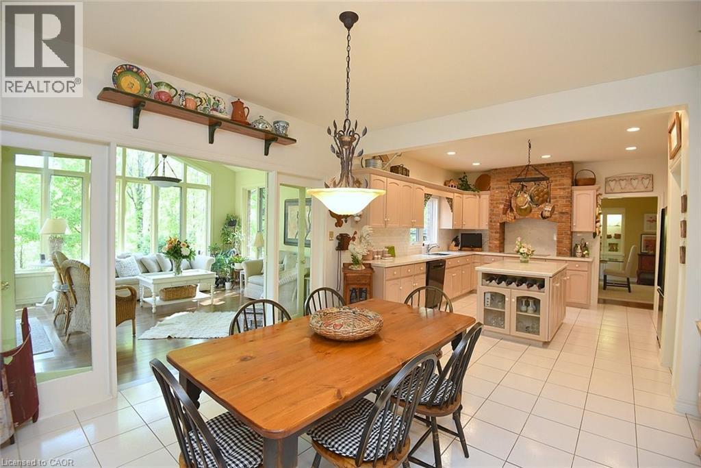 712 Robson Road, Waterdown, ON - Indoor Photo Showing Dining Room
