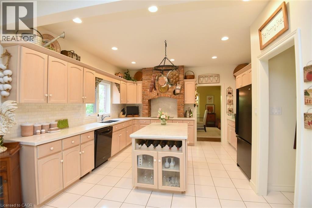 712 Robson Road, Waterdown, ON - Indoor Photo Showing Kitchen