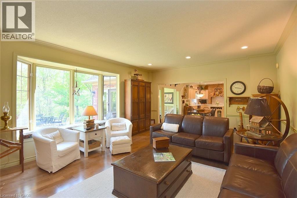 712 Robson Road, Waterdown, ON - Indoor Photo Showing Living Room