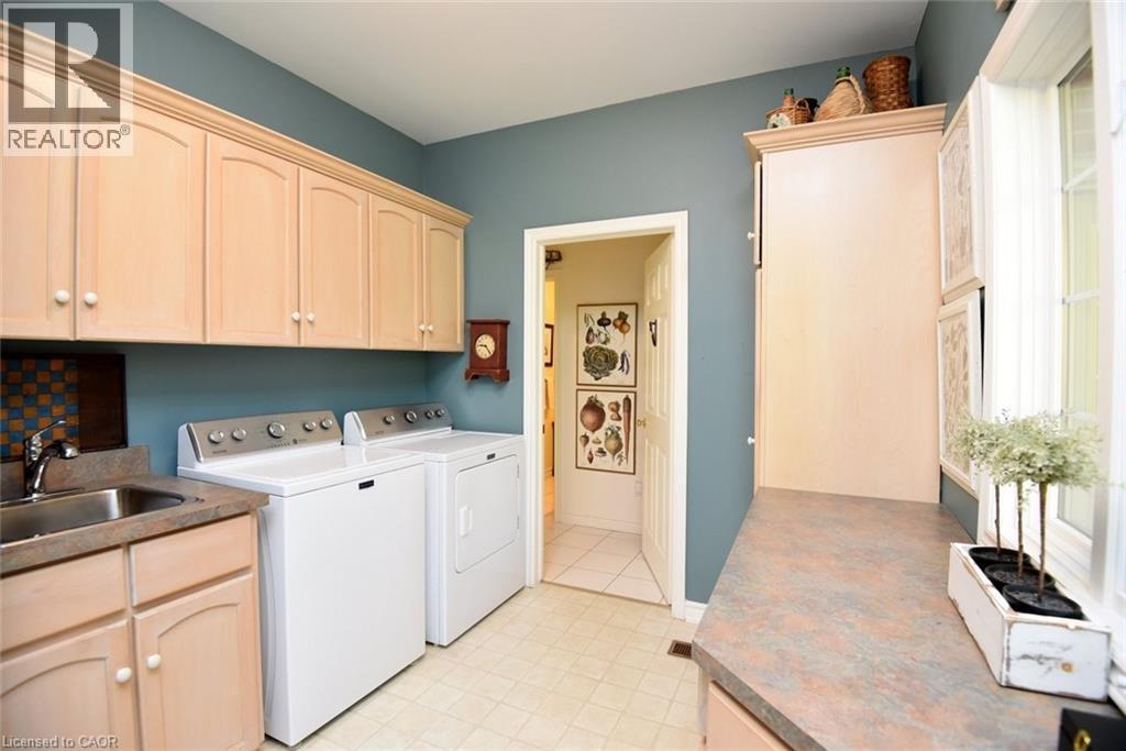 712 Robson Road, Waterdown, ON - Indoor Photo Showing Laundry Room
