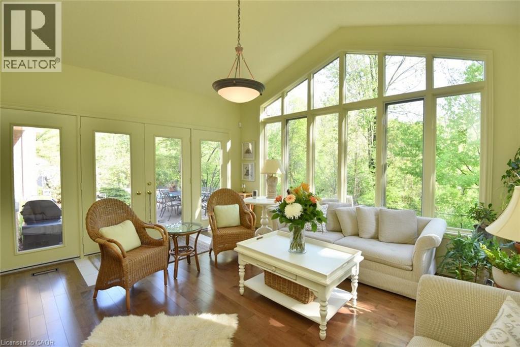 712 Robson Road, Waterdown, ON - Indoor Photo Showing Living Room