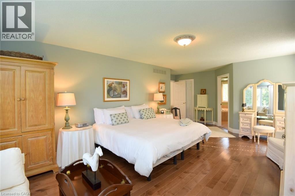712 Robson Road, Waterdown, ON - Indoor Photo Showing Bedroom
