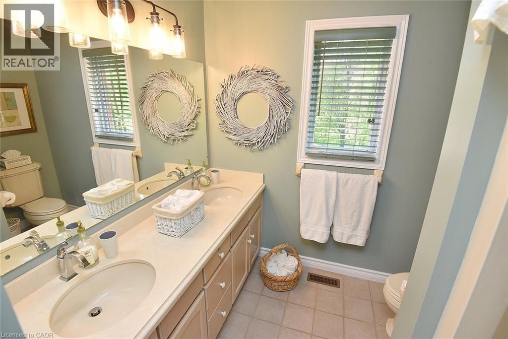 712 Robson Road, Waterdown, ON - Indoor Photo Showing Bathroom