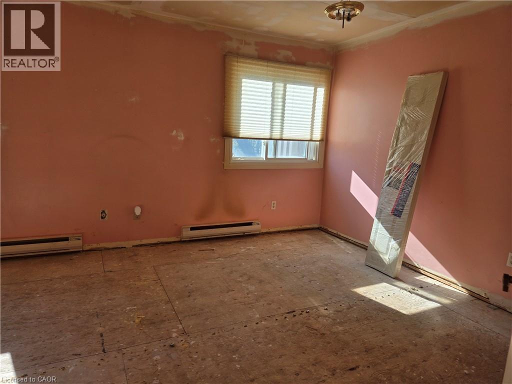 Image quality insufficient for description - 95 Fonthill Road Unit# 2, Hamilton, ON - Indoor Photo Showing Other Room