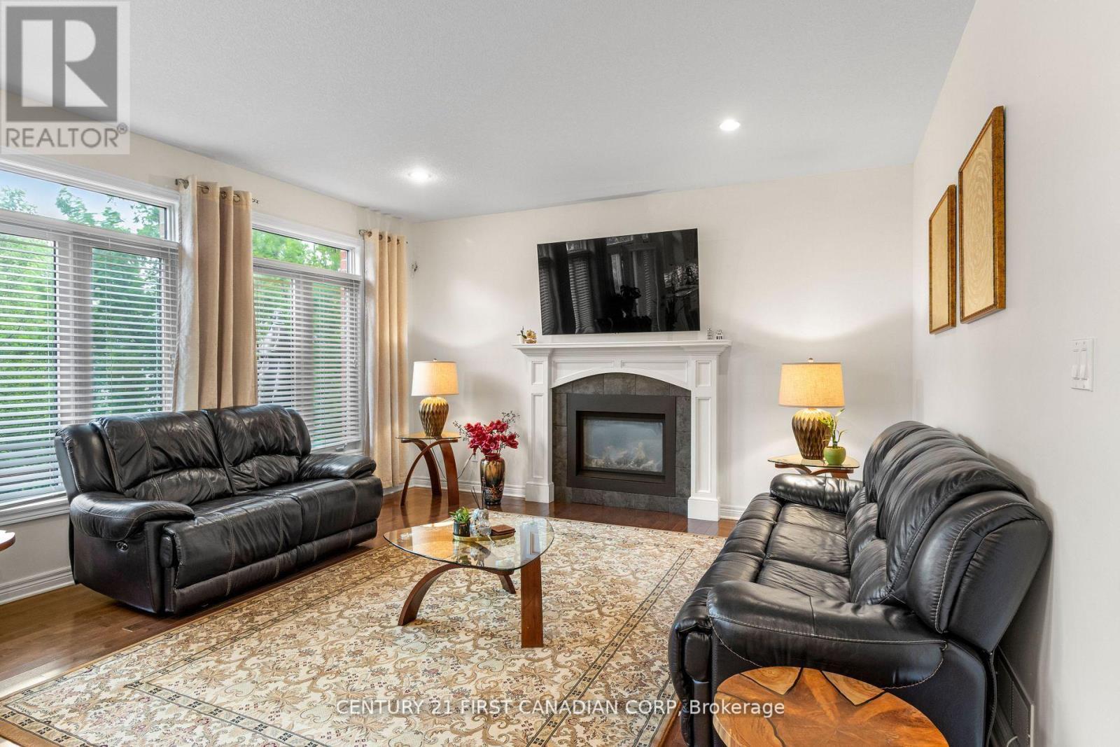 10 - 515 Skyline Avenue, London North (North B), ON - Indoor Photo Showing Living Room With Fireplace
