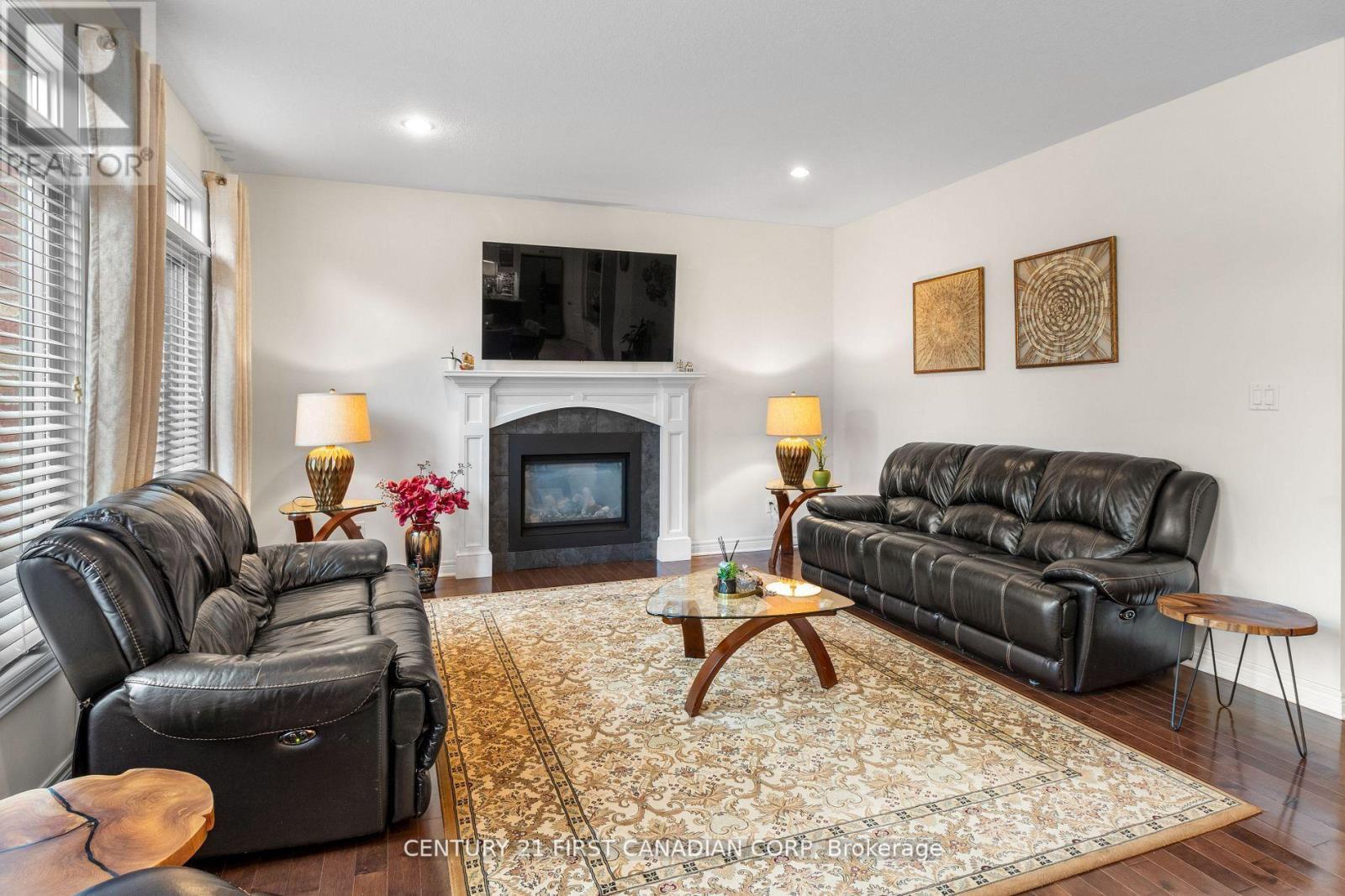 10 - 515 Skyline Avenue, London North (North B), ON - Indoor Photo Showing Living Room With Fireplace