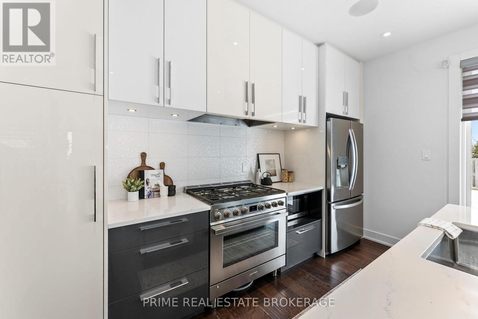 115 South Carriage Road, London North (North I), ON - Indoor Photo Showing Kitchen With Stainless Steel Kitchen With Upgraded Kitchen