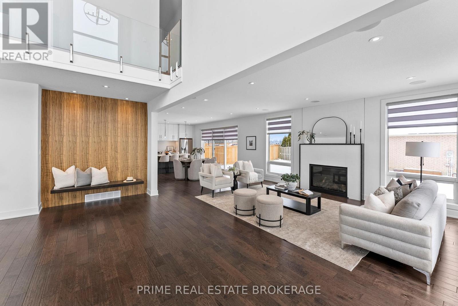 115 South Carriage Road, London North (North I), ON - Indoor Photo Showing Living Room With Fireplace