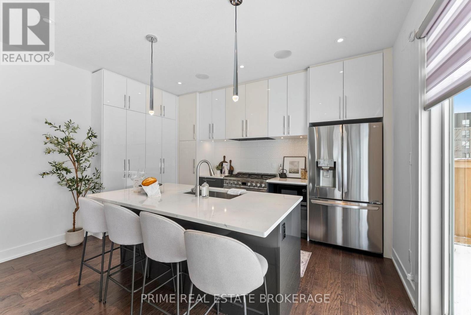 115 South Carriage Road, London North (North I), ON - Indoor Photo Showing Kitchen With Stainless Steel Kitchen With Upgraded Kitchen