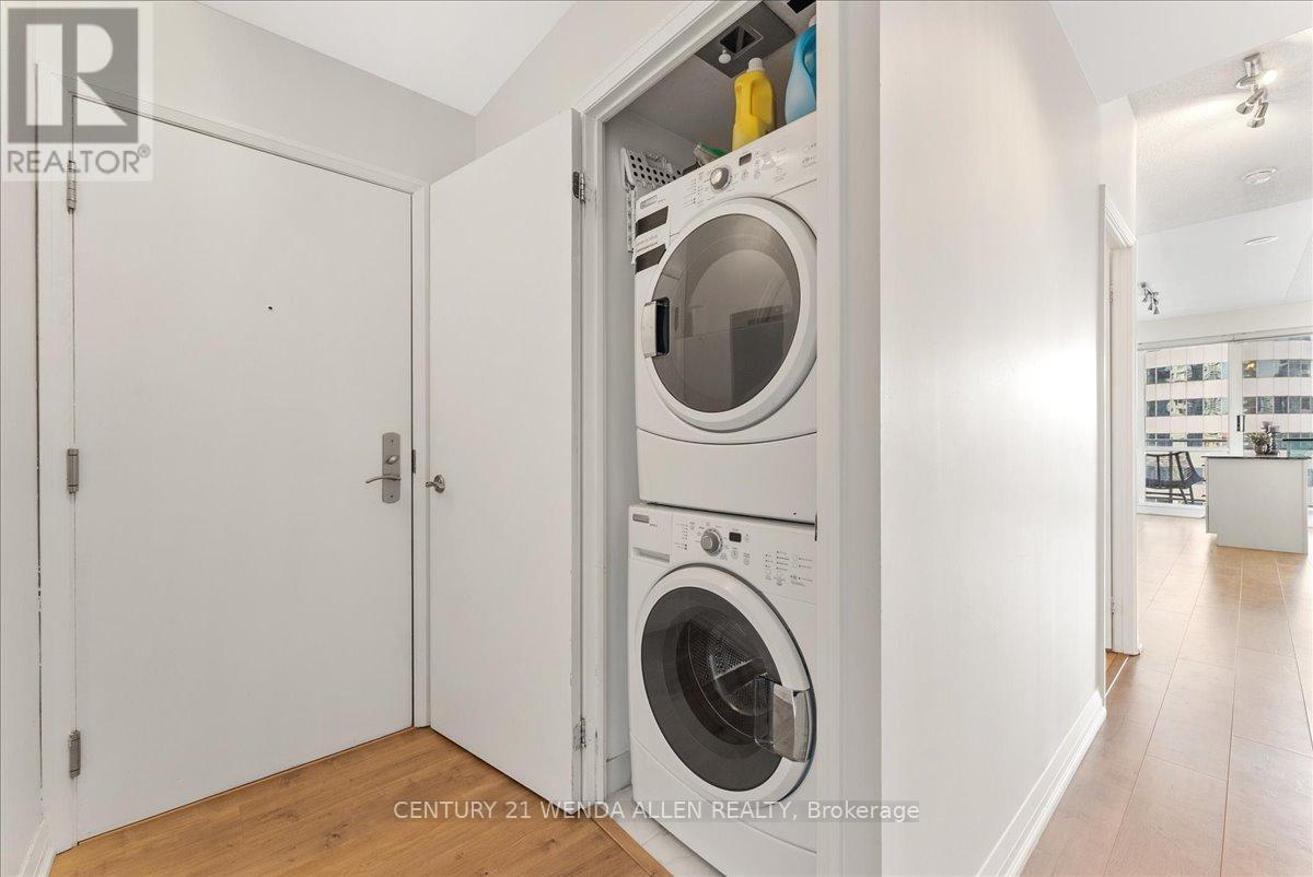 1709 - 220 Victoria Street, Toronto, ON - Indoor Photo Showing Laundry Room