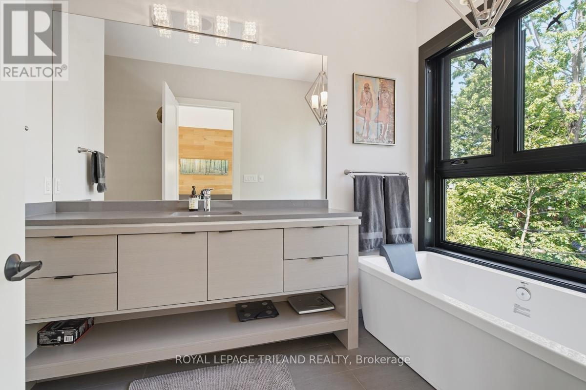 Upper Floor: Primary Ensuite - 20 Garfield Avenue, London South (South F), ON - Indoor Photo Showing Bathroom