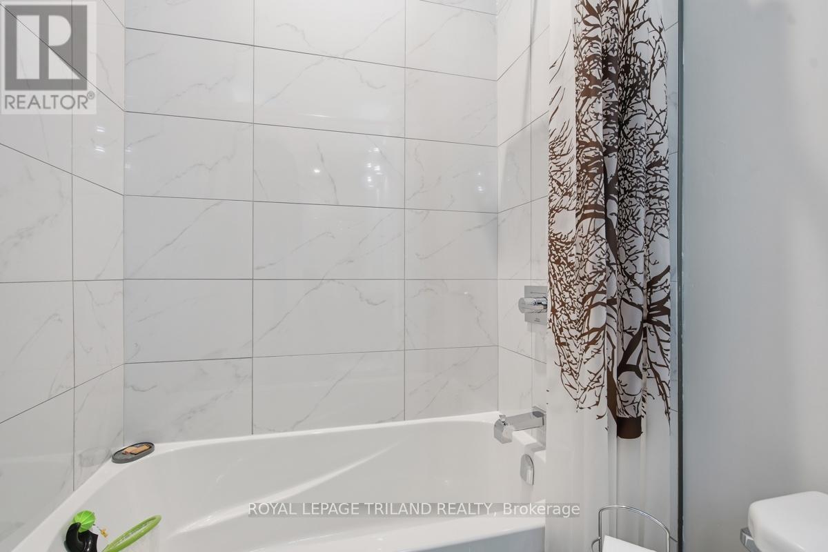 Upper Floor: Main Bathroom - 20 Garfield Avenue, London South (South F), ON - Indoor Photo Showing Bathroom