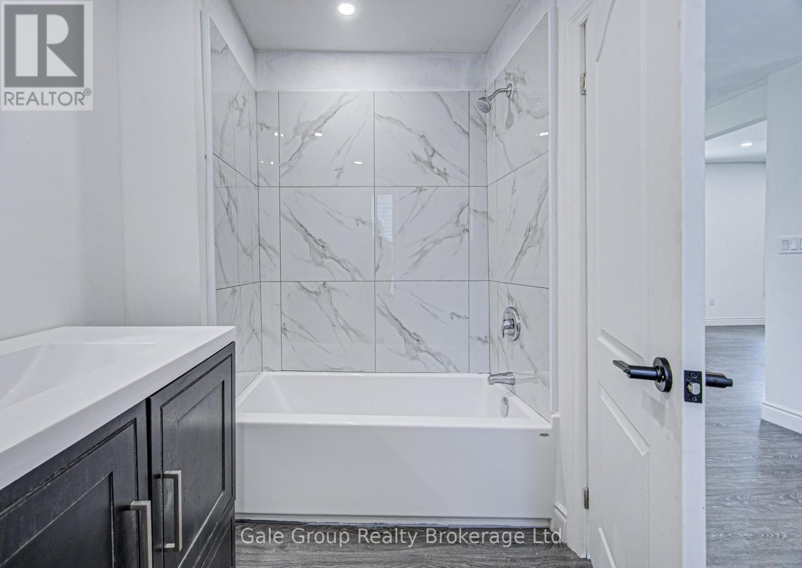 203 Talbot Street S, Norfolk (Simcoe), ON - Indoor Photo Showing Bathroom