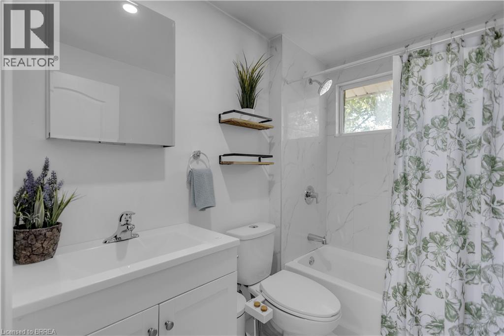 378 Norfolk Street N, Simcoe, ON - Indoor Photo Showing Bathroom