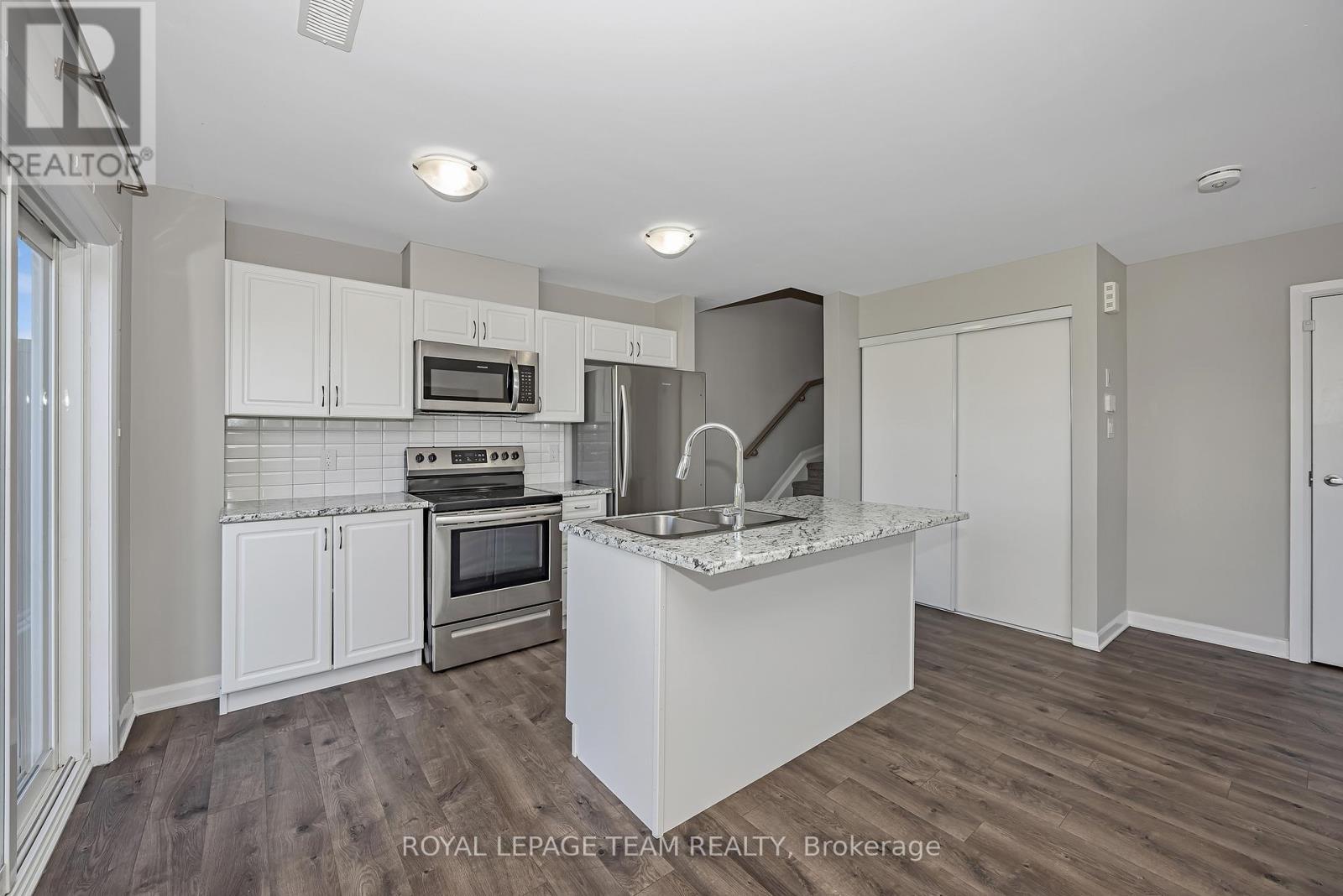 D - 435 Eldorado Private, Ottawa, ON - Indoor Photo Showing Kitchen With Stainless Steel Kitchen With Upgraded Kitchen