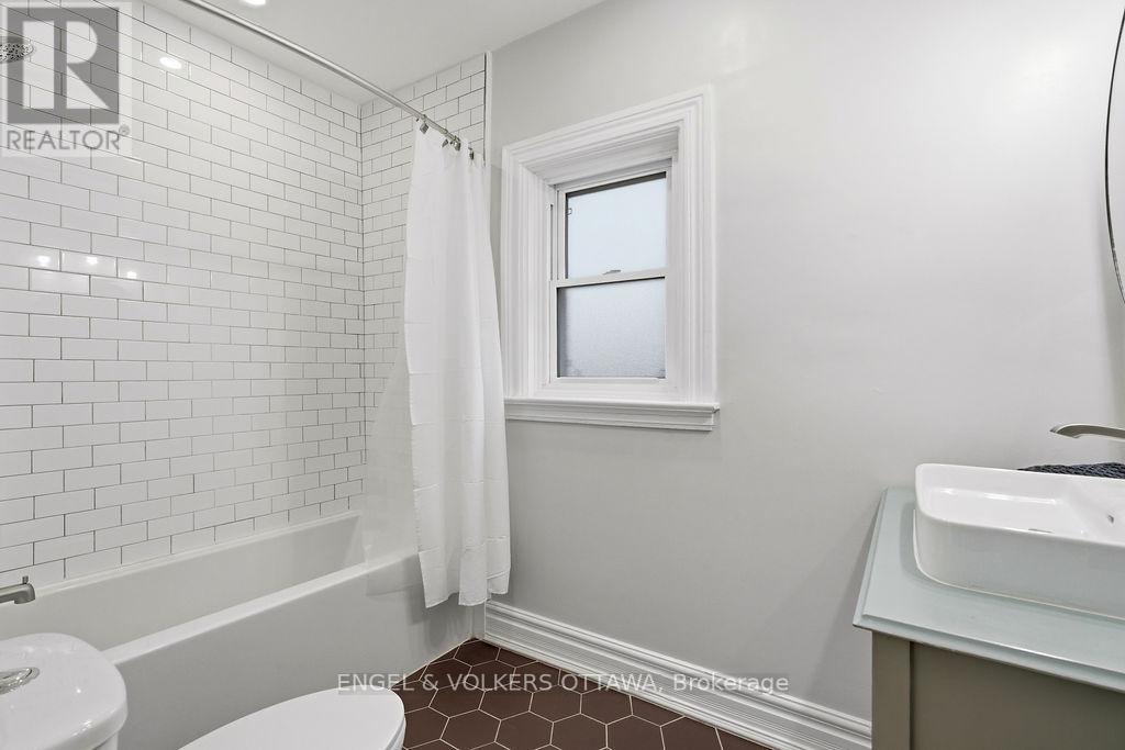 475 Kent Street, Ottawa, ON - Indoor Photo Showing Bathroom