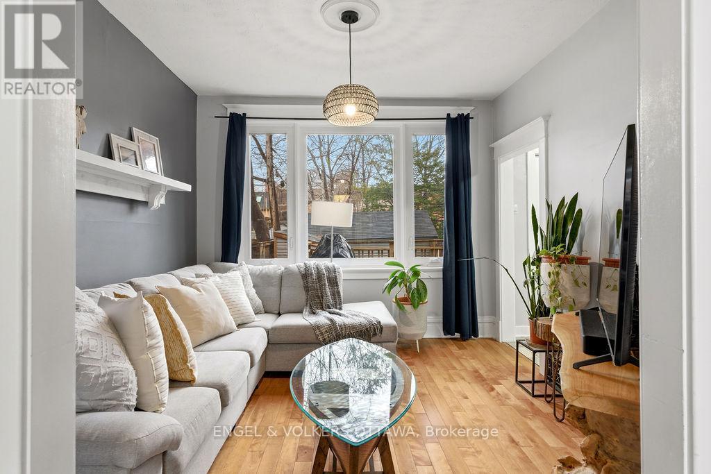475 Kent Street, Ottawa, ON - Indoor Photo Showing Living Room
