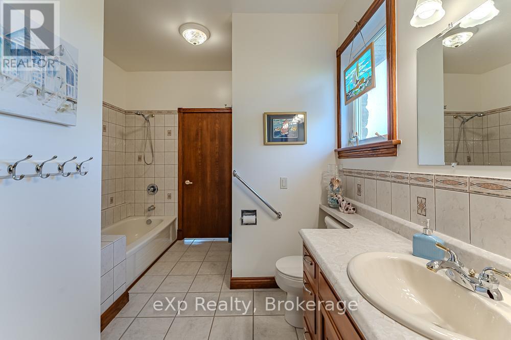 Main Floor Primary 4PC Ensuite - 502411 Grey Road 1 Road, Georgian Bluffs, ON - Indoor Photo Showing Bathroom