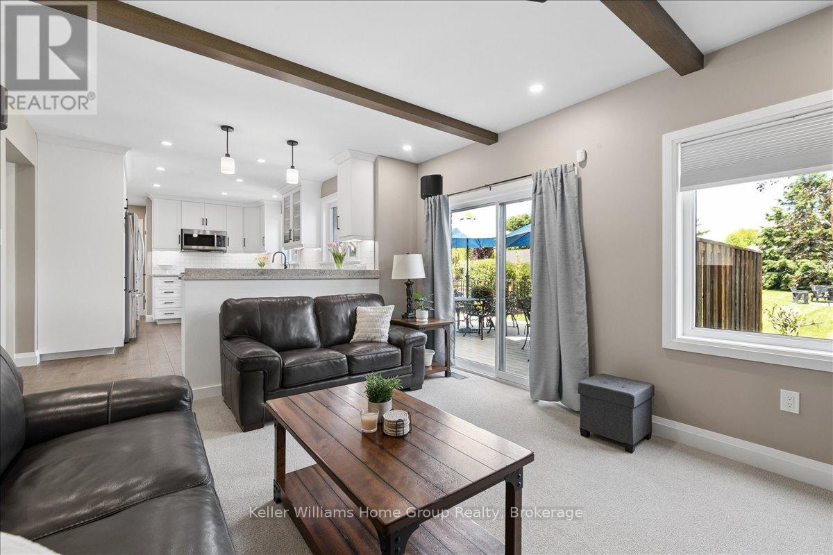 8 Stonefield Drive, Woolwich, ON - Indoor Photo Showing Living Room