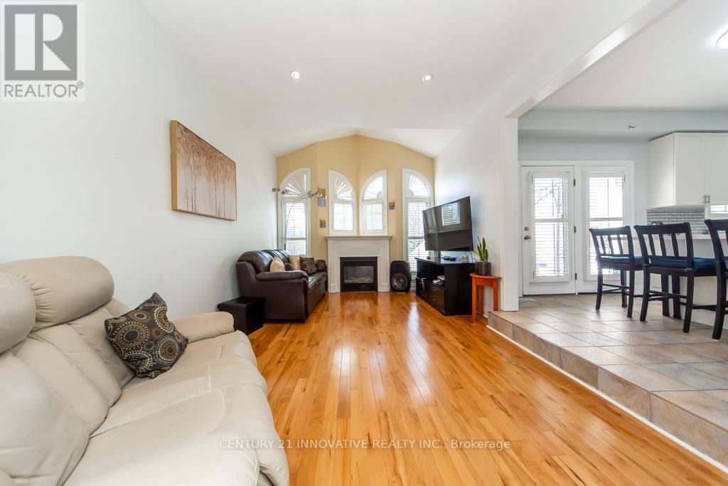 2504 Prestonvale Road, Clarington, ON - Indoor Photo Showing Living Room
