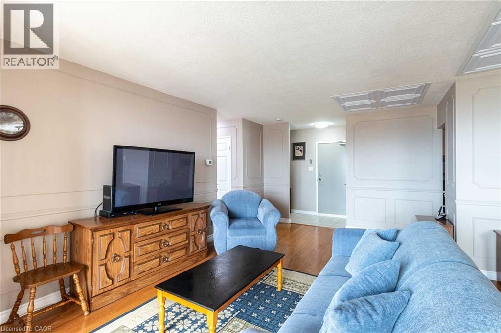 Hardwood-finish flooring complementing light-toned walls - 500 Green Road Unit# 901, Stoney Creek, ON - Indoor