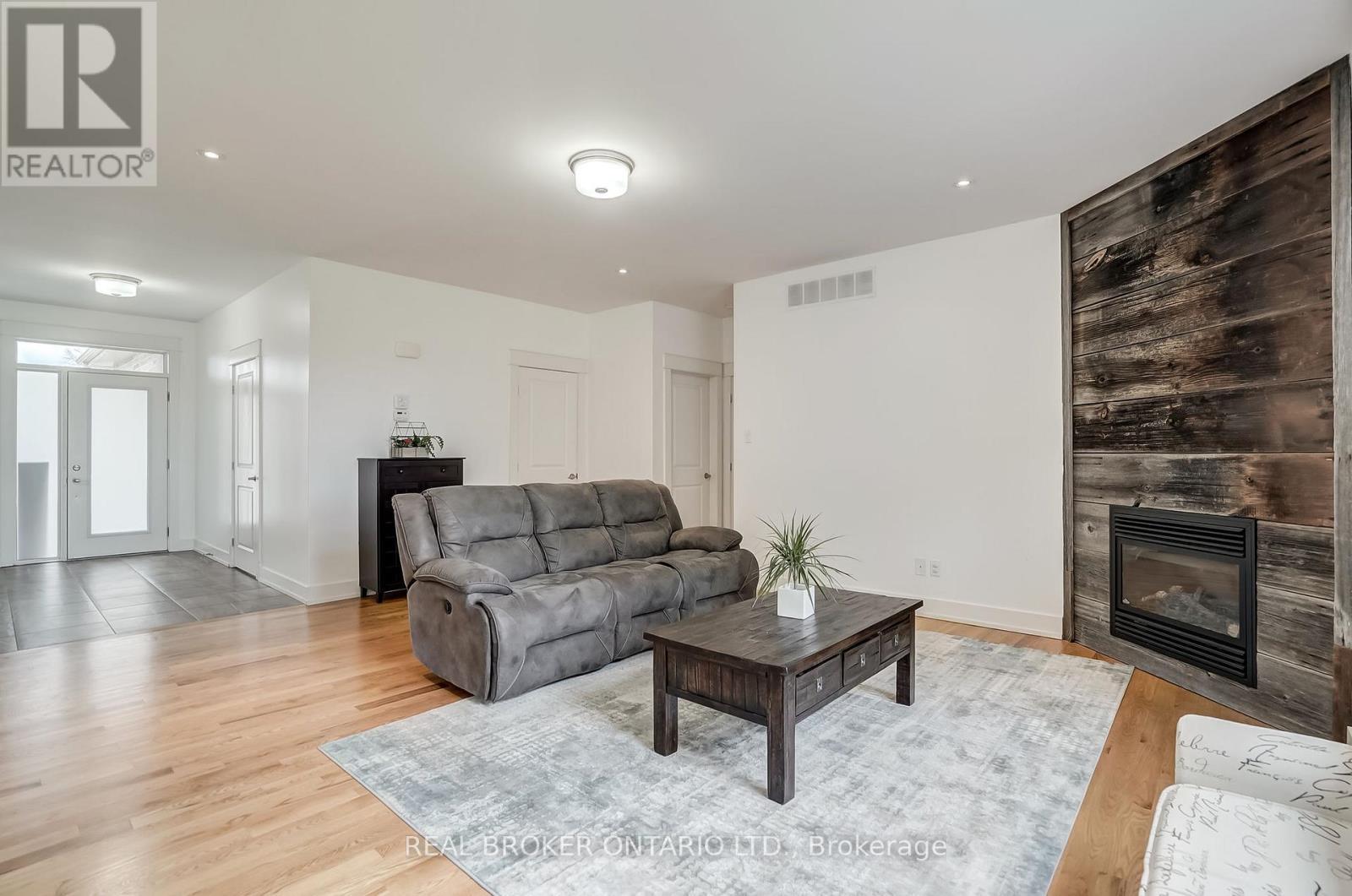 6237 Perth Street, Ottawa, ON - Indoor Photo Showing Living Room With Fireplace