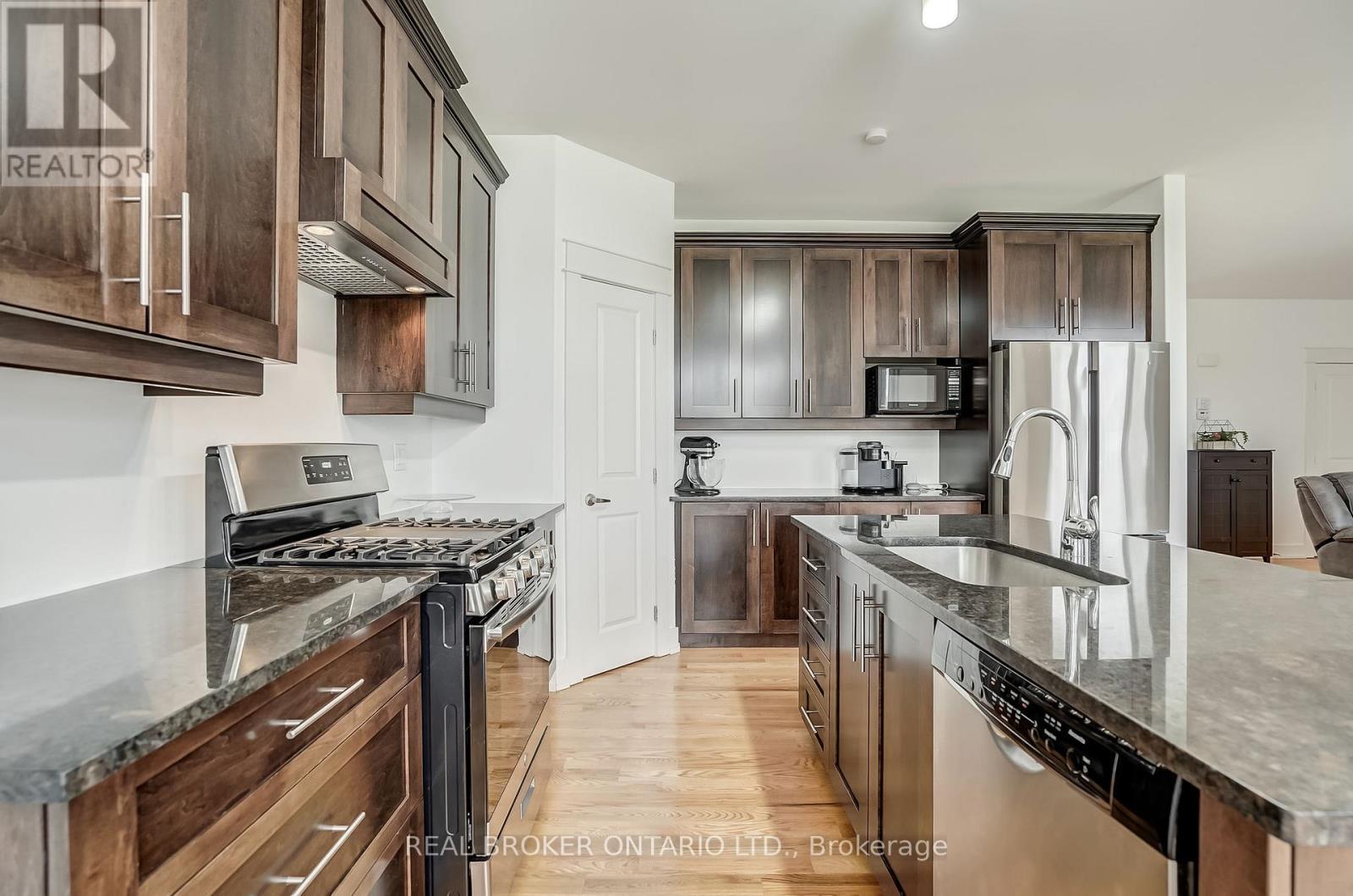 6237 Perth Street, Ottawa, ON - Indoor Photo Showing Kitchen With Stainless Steel Kitchen With Double Sink With Upgraded Kitchen