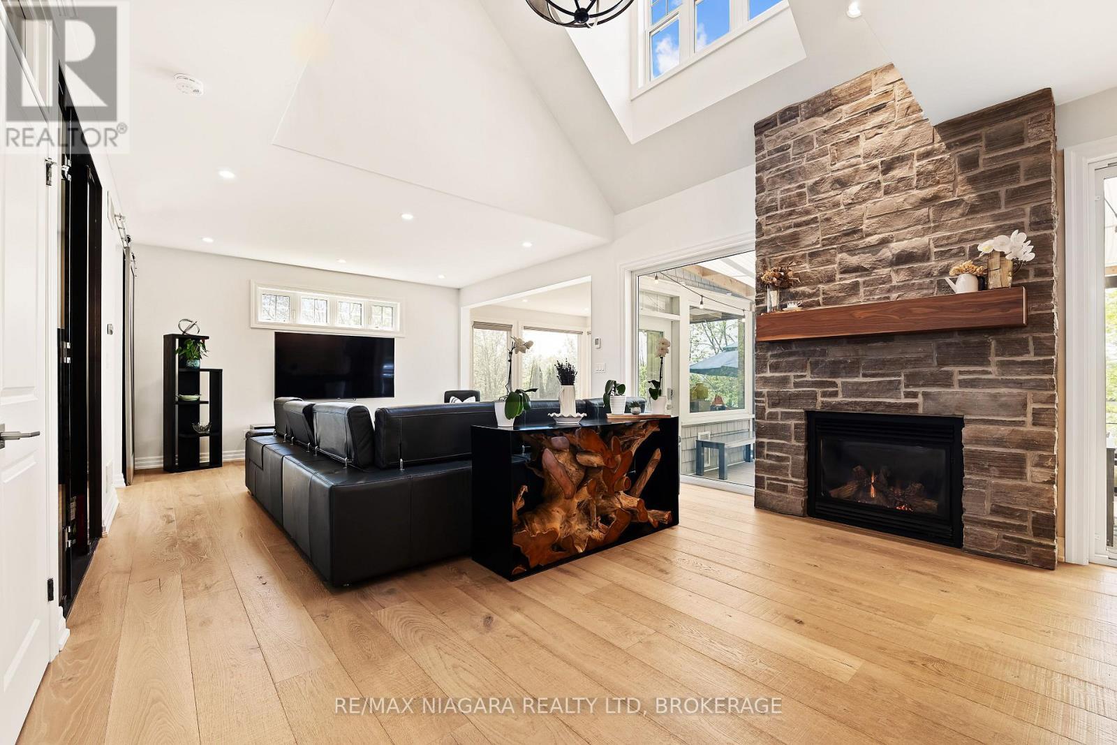 1448 Four Mile Creek Road, Niagara-On-The-Lake (Virgil), ON - Indoor Photo Showing Living Room With Fireplace