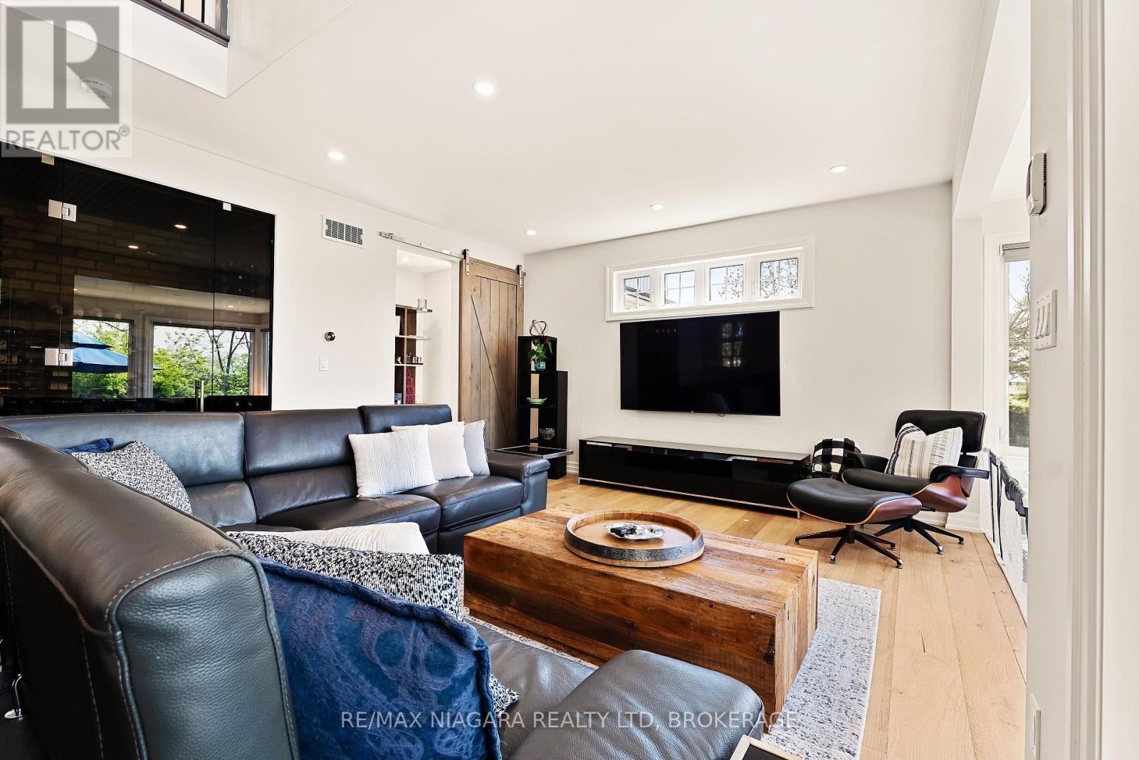 1448 Four Mile Creek Road, Niagara-On-The-Lake (Virgil), ON - Indoor Photo Showing Living Room