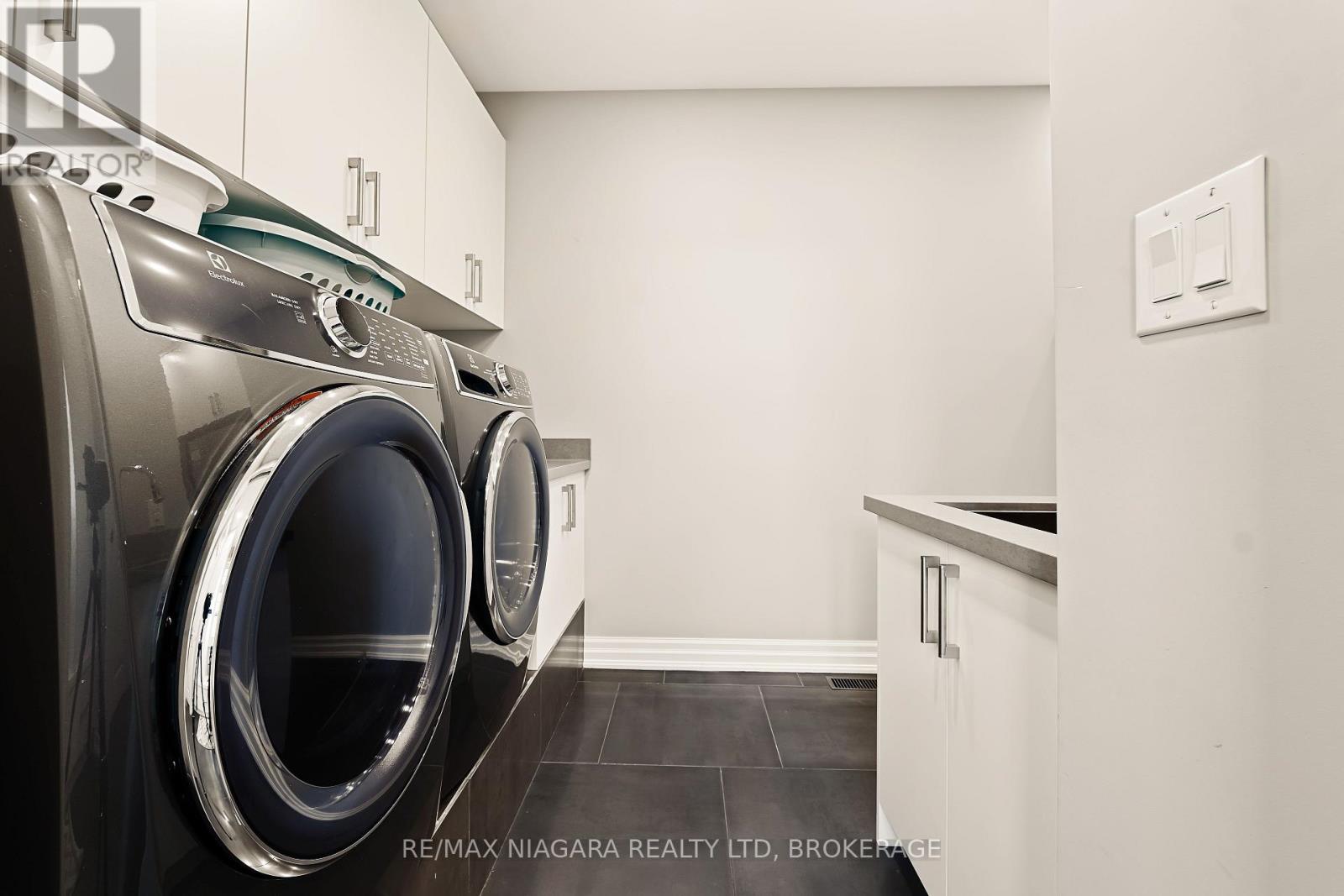 Main Floor Laundry Room - 1448 Four Mile Creek Road, Niagara-On-The-Lake (Virgil), ON - Indoor Photo Showing Laundry Room