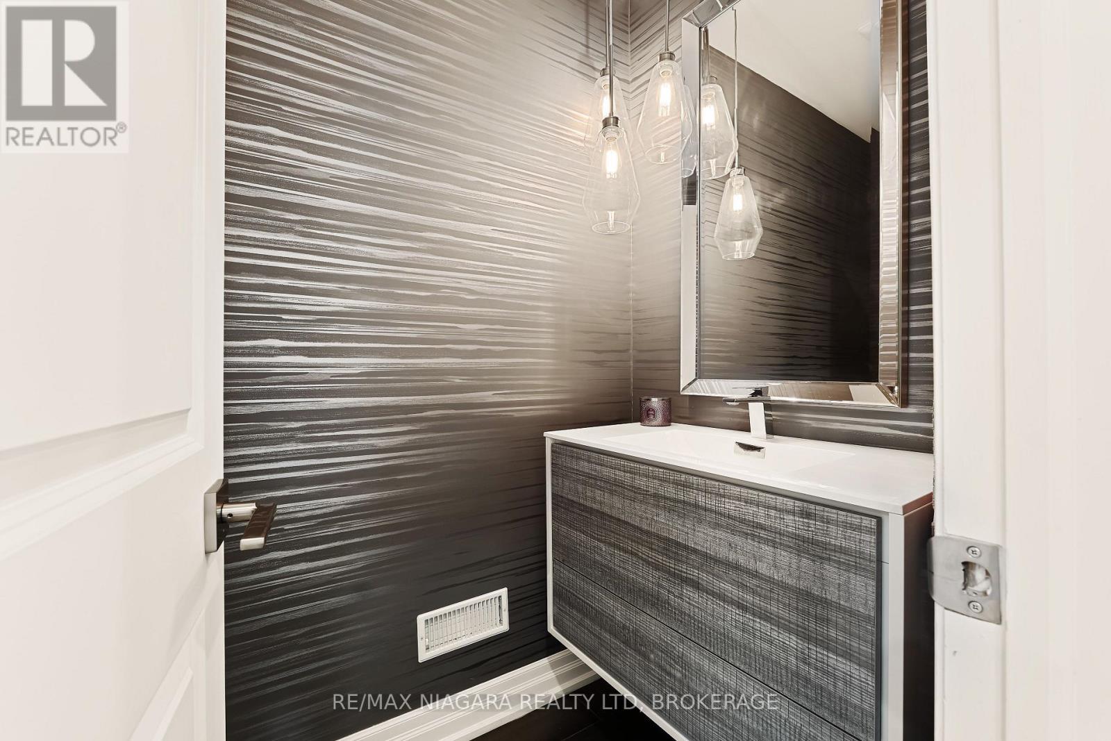 Main Level 2 Pc Bath - 1448 Four Mile Creek Road, Niagara-On-The-Lake (Virgil), ON - Indoor