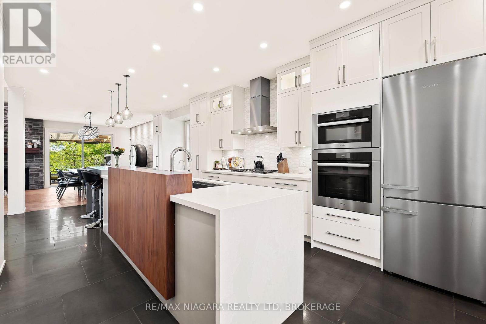 1448 Four Mile Creek Road, Niagara-On-The-Lake (Virgil), ON - Indoor Photo Showing Kitchen With Upgraded Kitchen