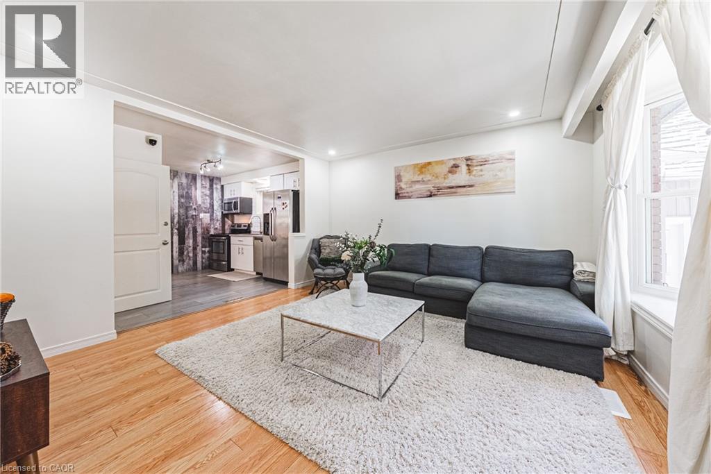13 East 21St Street, Hamilton, ON - Indoor Photo Showing Living Room