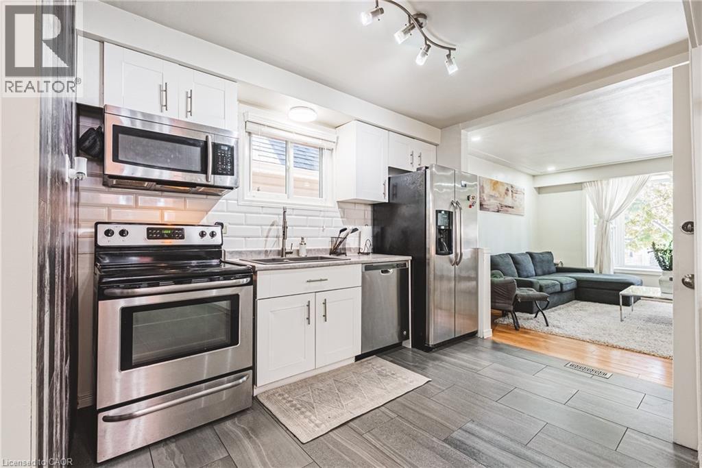 13 East 21St Street, Hamilton, ON - Indoor Photo Showing Kitchen