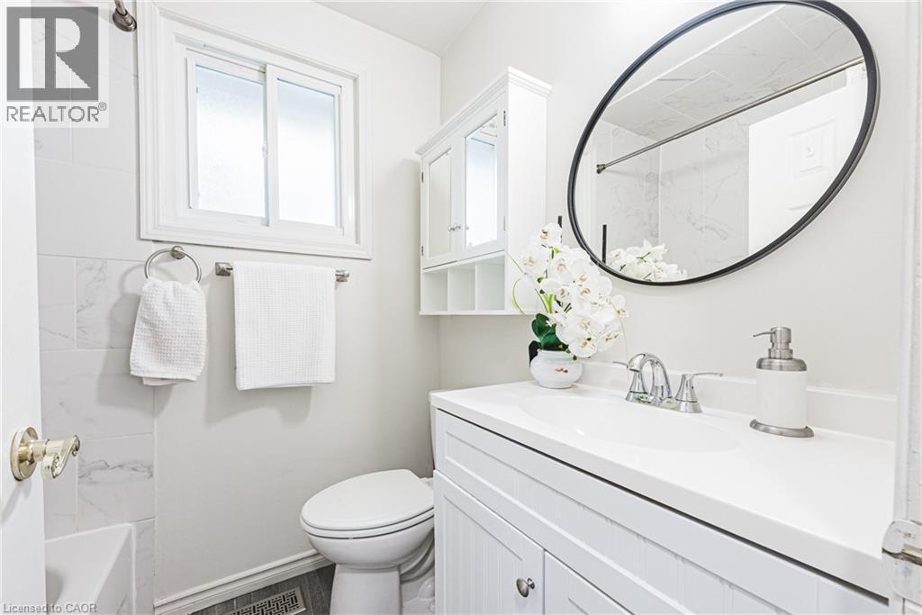 13 East 21St Street, Hamilton, ON - Indoor Photo Showing Bathroom