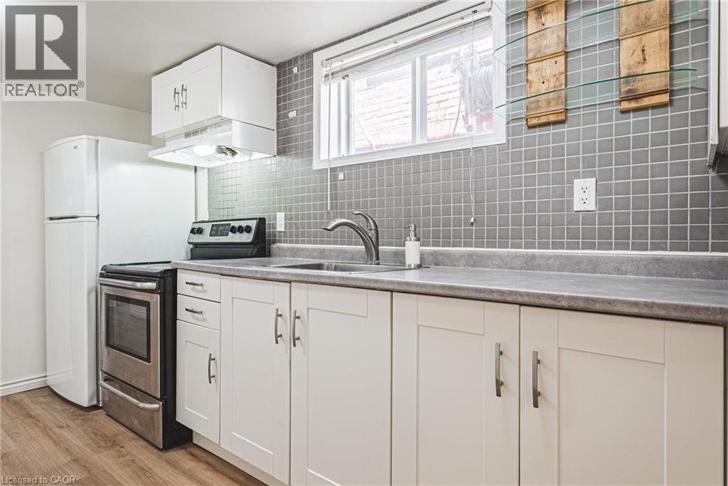 13 East 21St Street, Hamilton, ON - Indoor Photo Showing Kitchen