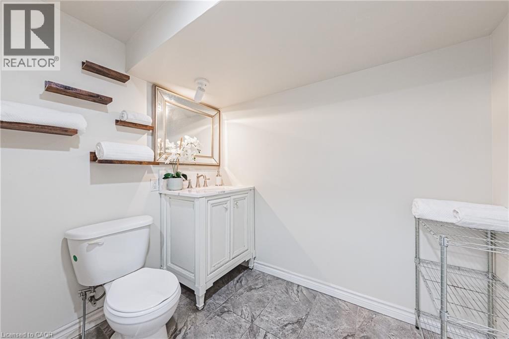 13 East 21St Street, Hamilton, ON - Indoor Photo Showing Bathroom
