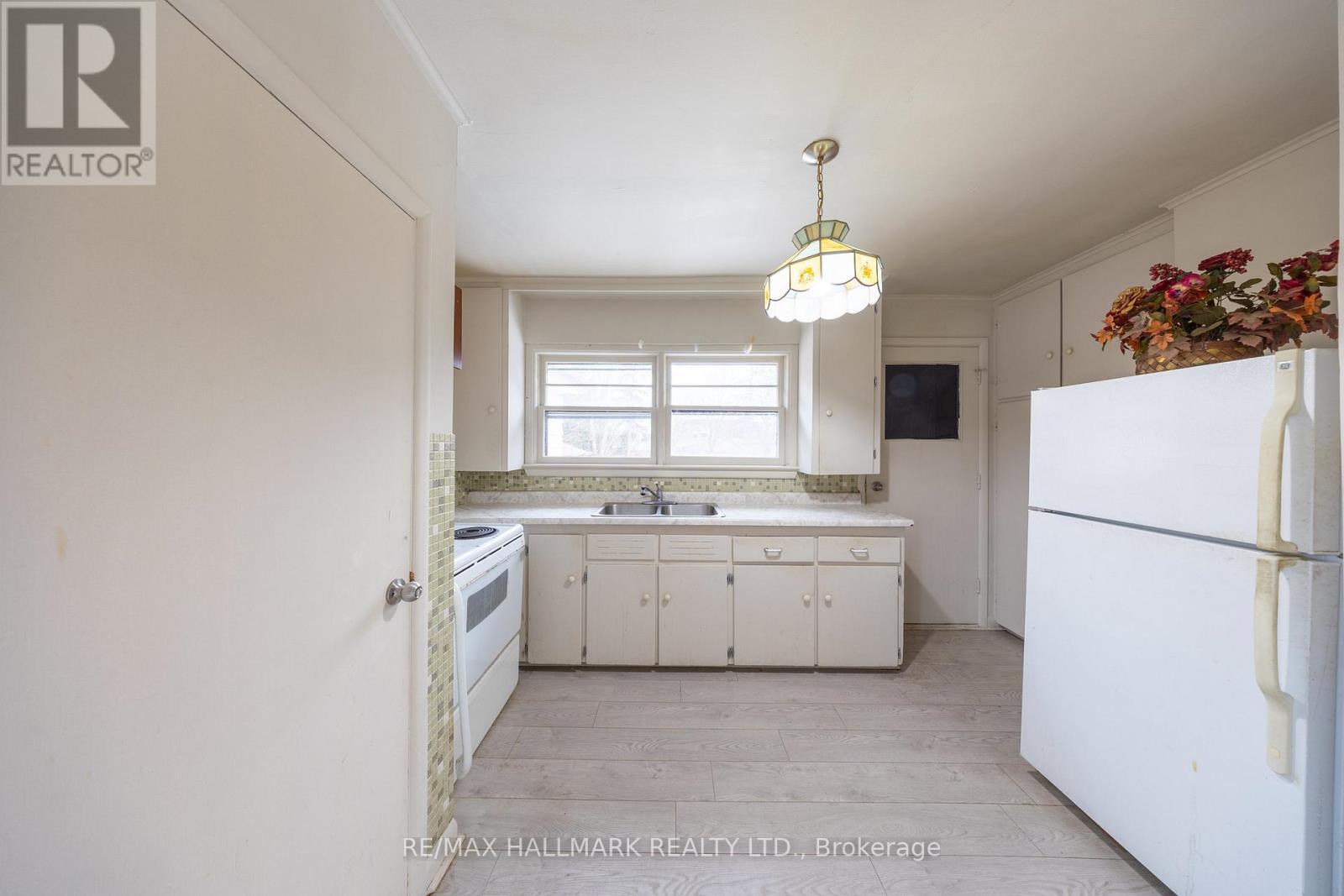 1911 Glenview Road, Pickering, ON - Indoor Photo Showing Kitchen With Double Sink