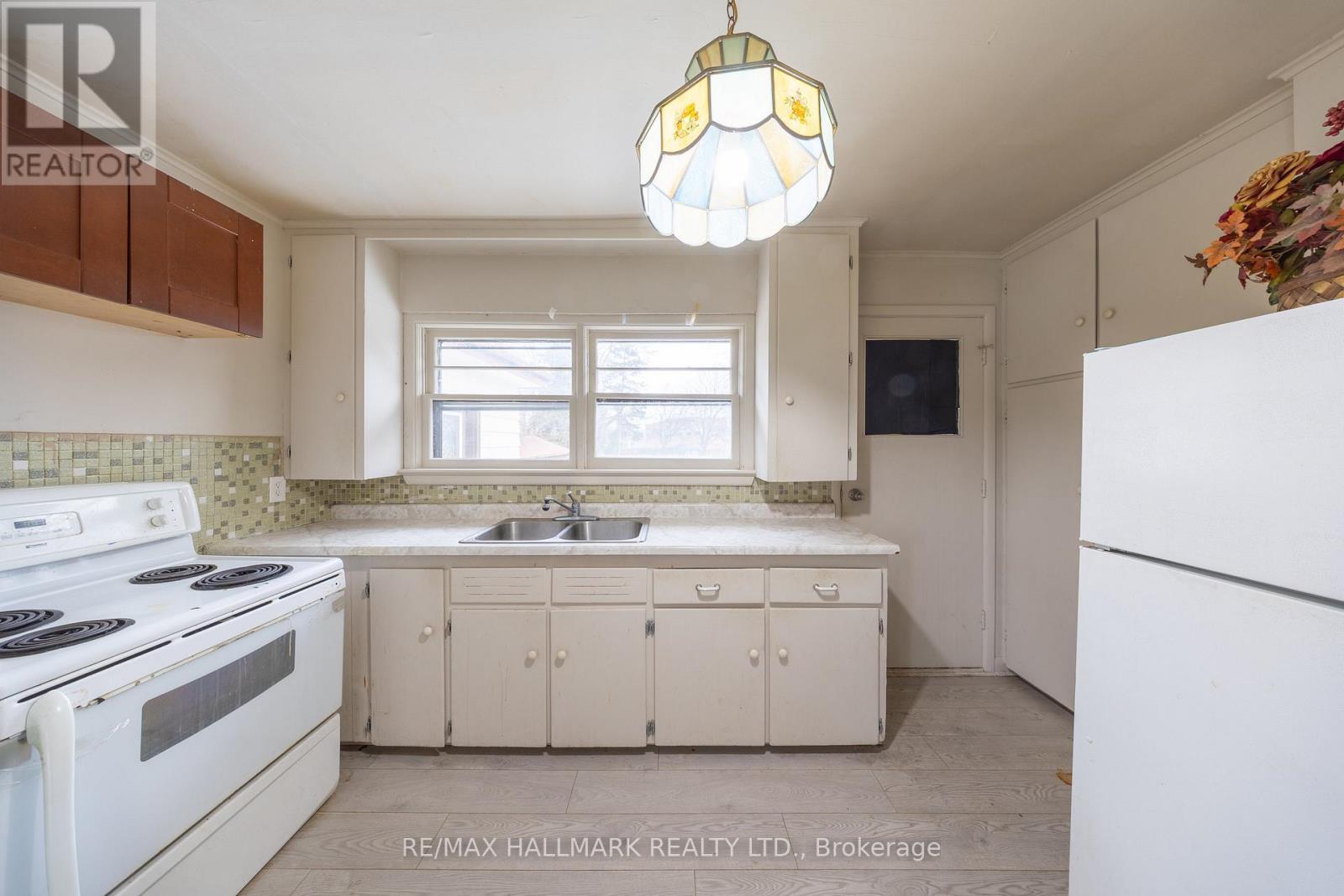 1911 Glenview Road, Pickering, ON - Indoor Photo Showing Kitchen With Double Sink