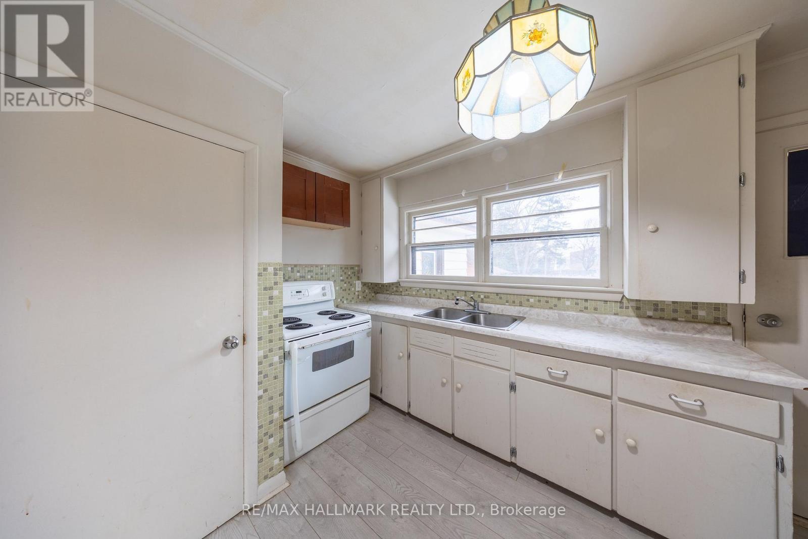 1911 Glenview Road, Pickering, ON - Indoor Photo Showing Kitchen With Double Sink