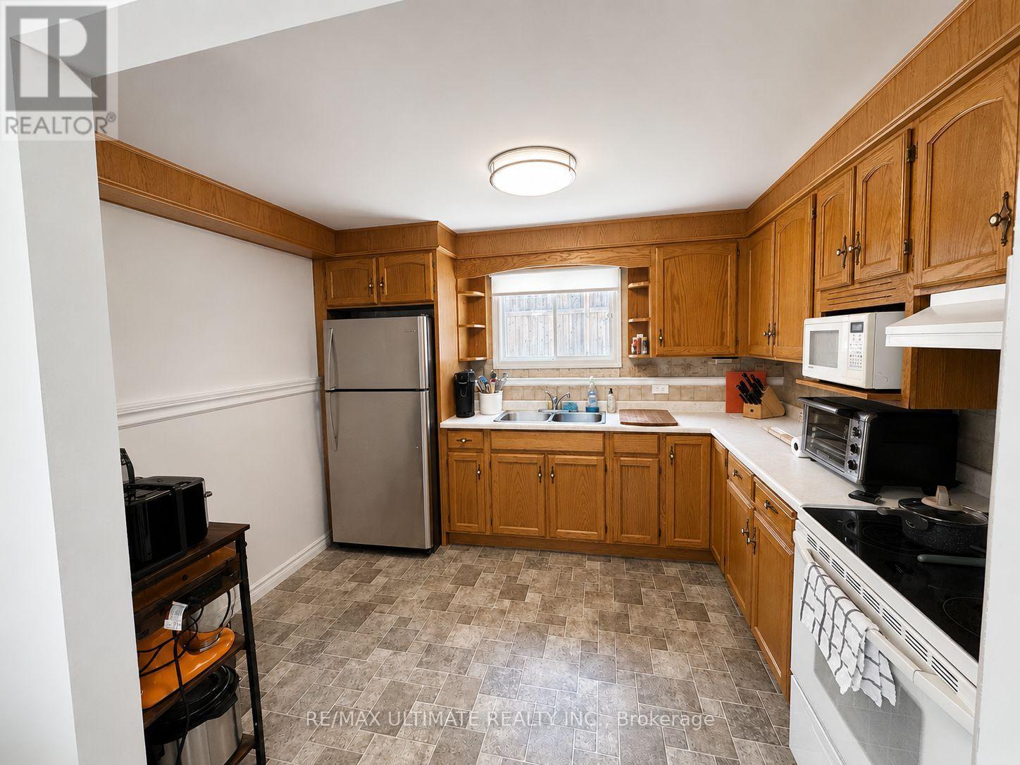 12 Stoney Brook Crescent, St. Catharines, ON - Indoor Photo Showing Kitchen With Double Sink