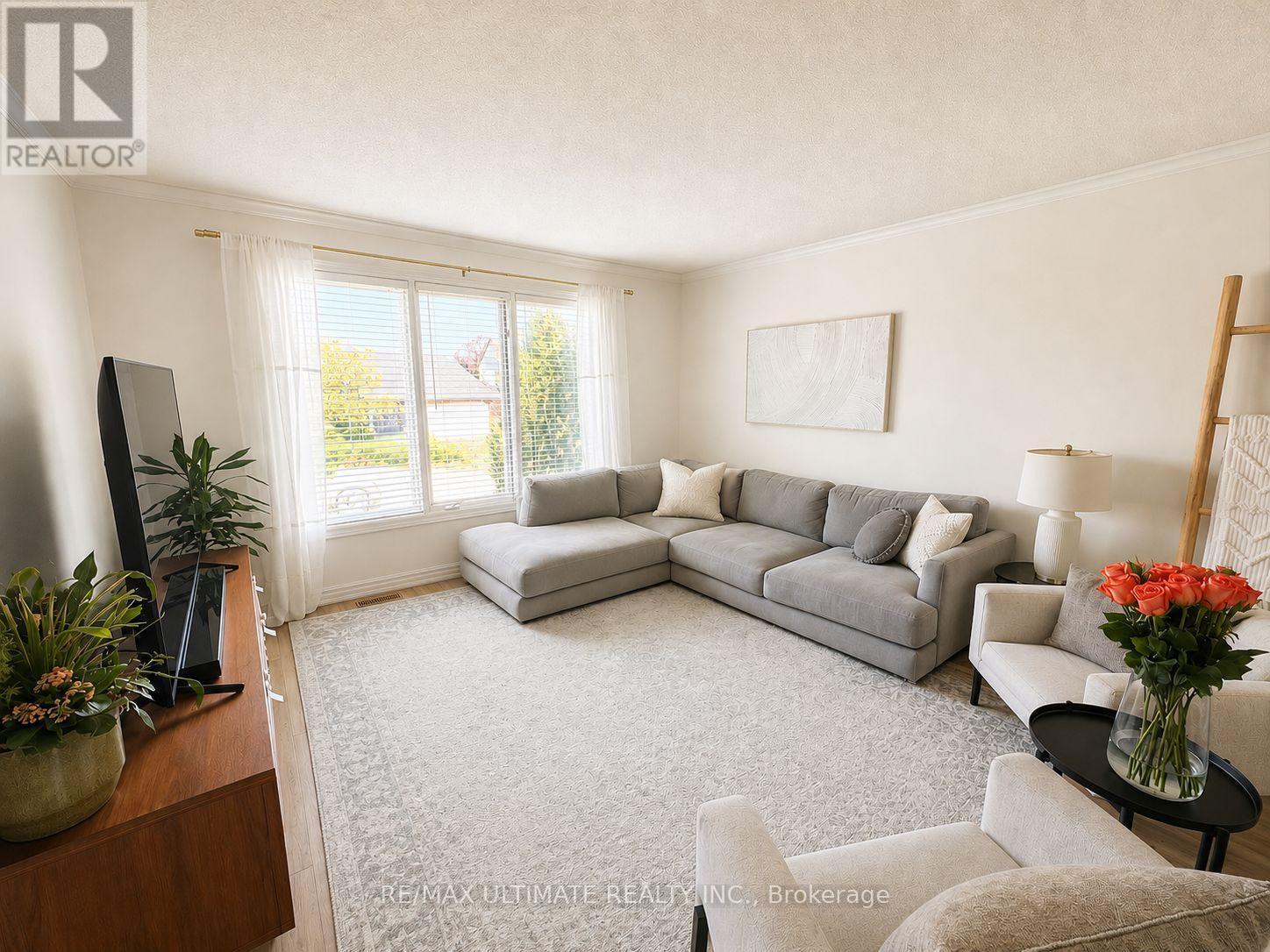 12 Stoney Brook Crescent, St. Catharines, ON - Indoor Photo Showing Living Room