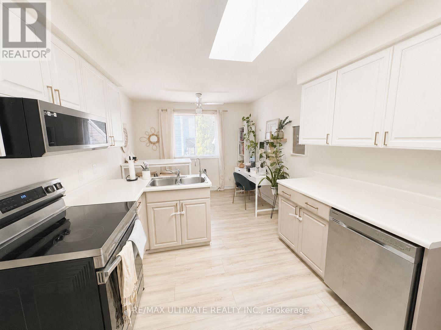 12 Stoney Brook Crescent, St. Catharines, ON - Indoor Photo Showing Kitchen With Double Sink