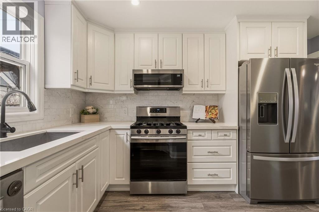14 Mars Avenue, Hamilton, ON - Indoor Photo Showing Kitchen With Upgraded Kitchen